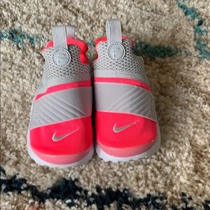 EUC nikes slip on shoes